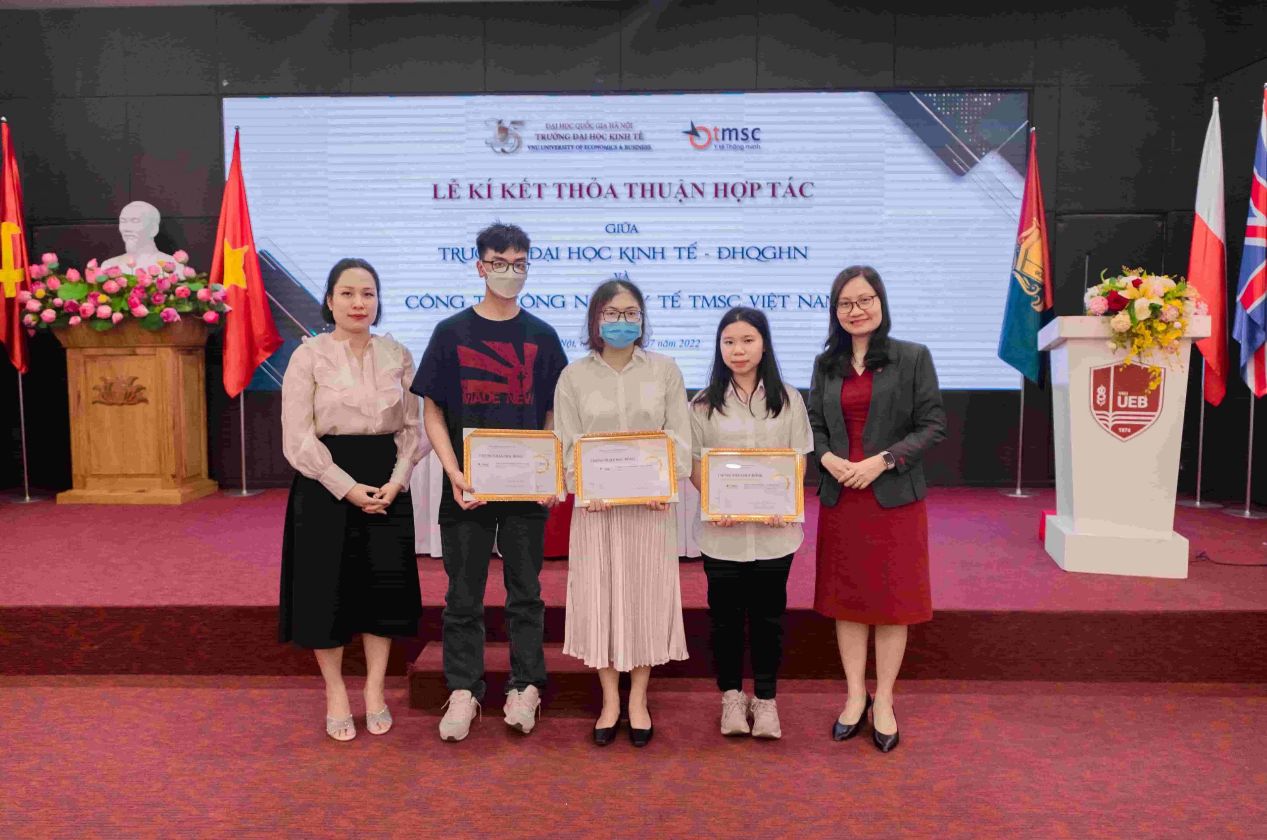 Công ty TNHH Công nghệ Y tế TMSC Việt Nam trao 3 suất học bổng cho 3 sinh viên có hoàn cảnh khó khăn đạt thành tích học tập tốt 